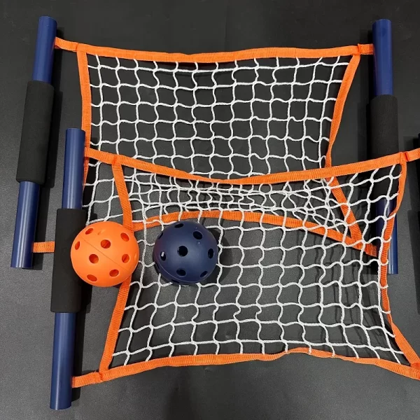 Über diesen Artikel FUN TOY: mono fling set für Kinder, Jugendliche, Familien und perfekt für drinnen und draußen, Hinterhof, Strand und Heckklappe Spiel oder Aufenthaltsräume. GROSSARTIGE ENTWICKLUNG: Dieses Ballwurfspiel bietet eine großartige Möglichkeit, die Hand-Augen-Koordination zu entwickeln, es stärkt die Hand- und Armmuskeln und ist einzigartig und macht Spaß zu spielen. OUTDOOR GAMES KEEP KIDS ACTIVE: hilft Kindern, aktiver und sozialer zu werden: Kinder verbessern nicht nur ihre zwischenmenschlichen Fähigkeiten, sondern lernen auch wertvolle Lektionen über Teamgeist und gesunden Wettbewerb: ein Kind kann lernen, dass ein gesunder Wettbewerb und nicht das Gewinnen das Wichtigste ist. SPIELE FÜR KINDER: können dazu beitragen, die körperlichen und geistigen Energien eines Kindes positiv zu kanalisieren. Kinderspiele können auch dazu beitragen, dass ein Kind seine Konzentrationsfähigkeit verbessert und lernt, wie wichtig es ist, eine Aufgabe zu erledigen: Sie können ihr Selbstwertgefühl verbessern. INHALT: 2 Abschussnetze, 1 Tennisball, 1 Pickle-Ball