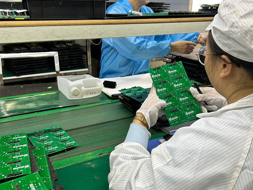 Home 27 What are the most common prototype design mistakes that cause manufacturing delays